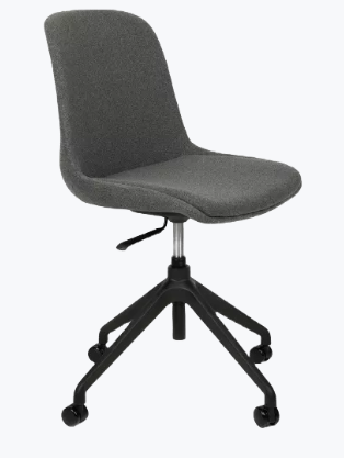 Grå polstret kontorstol med blød, buet ryg og sæde i ét stykke, monteret på sort stel med hjul. En enkelt justeringsarm under sædet. Designet fremstår enkelt og moderne med tekstil overflade og kontrast mellem mørkt stof og sort metalstel, rene linjer.